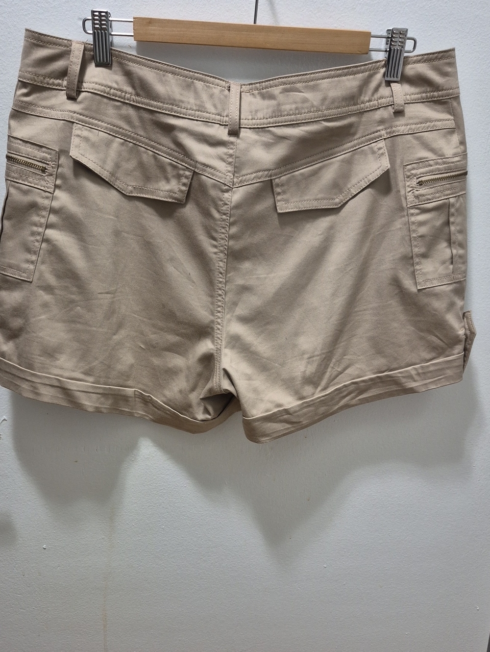 Women's Beige Utility Cargo Shorts with Pocket Detail